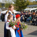 Carina Olivia Grøndal (8) og Silje Kristina Stångberg (6) møtte Kongeparet med blomster da de kom til Hattfjelldal. Foto: Liv Anette Luane, Det kongelige hoff